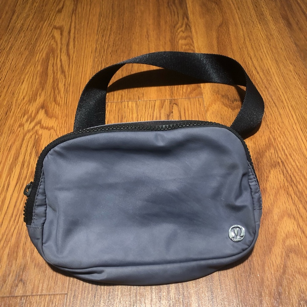 LuluLemon - EVERYWHERE BELT BAG - Dusky Lavender/Black Granite